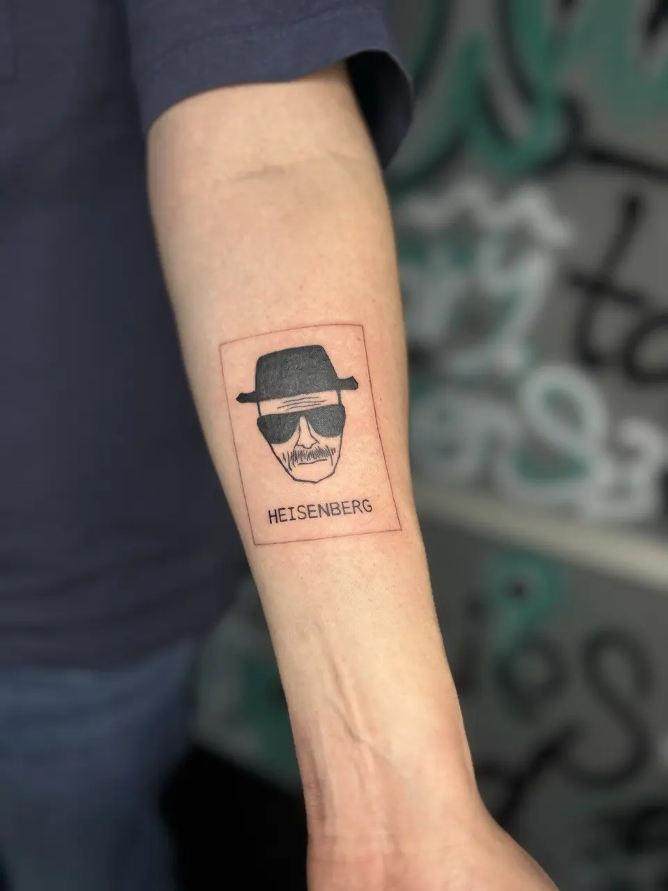 Небольшая графическая татуировка Heisenberg на предплечье